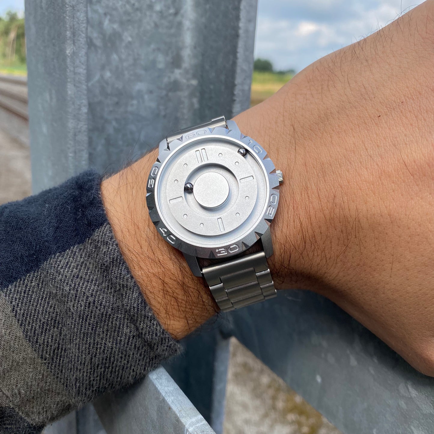 Magneto-Watch-Komet-Silver-Edelstahl-Silber-Lifestyle-Handgelenk