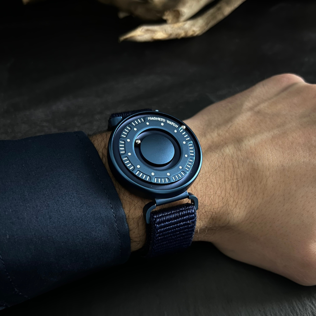 Magneto-Watch-Primus-Blue-Sport-Loop-Blau-Lifestyle-Handgelenk