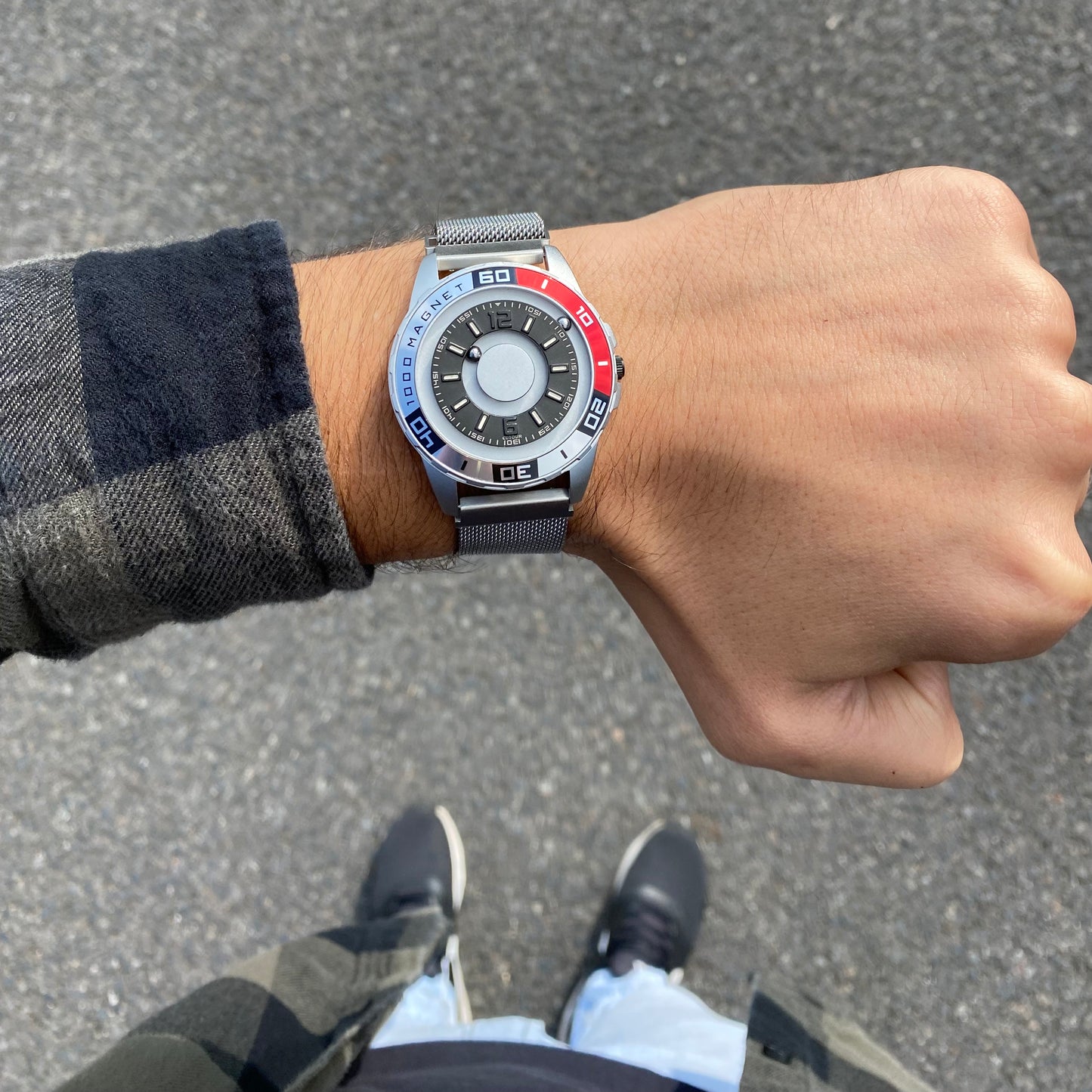 Magneto-Watch-Uranus-Red-Maschenarmband-Silber-Lifestyle-Handgelenk