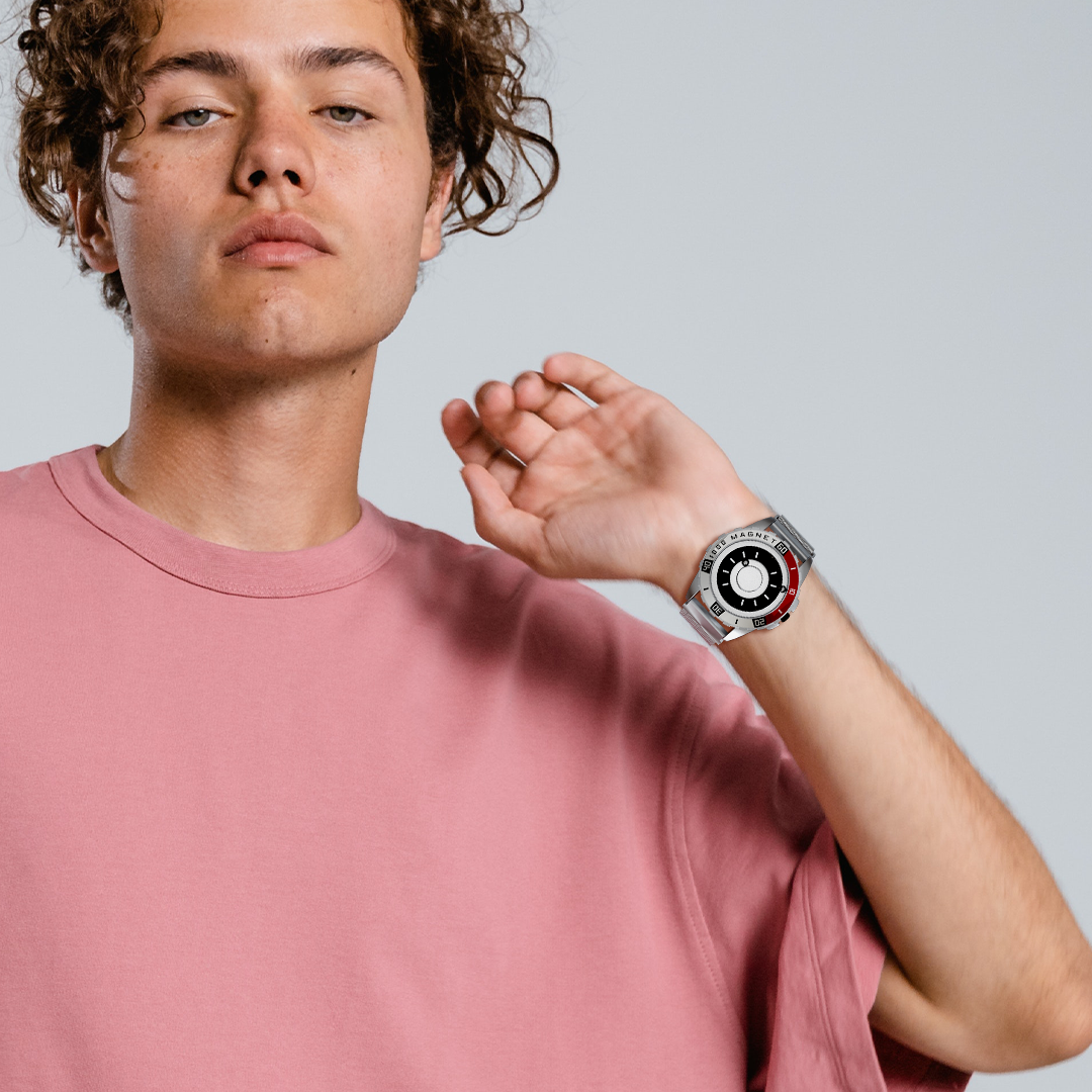 Magneto-Watch-Uranus-Red-Maschenarmband-Silber-Lifestyle-Mann
