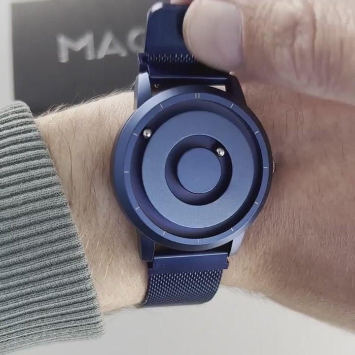 Magneto-Watch-Jupiter-Blue-Maschenarmband-Blau-Handgelenk-Video