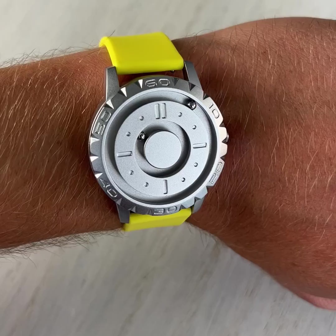 Magneto-Watch-Komet-Silver-Silikon-Gelb-Handgelenk-Video