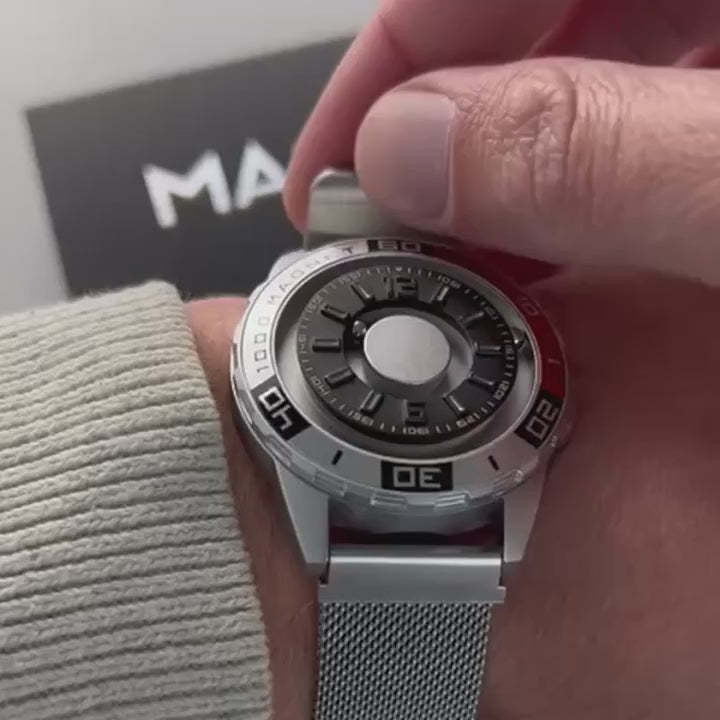Magneto-Watch-Uranus-Red-Maschenarmband-Silber-Handgelenk-Video