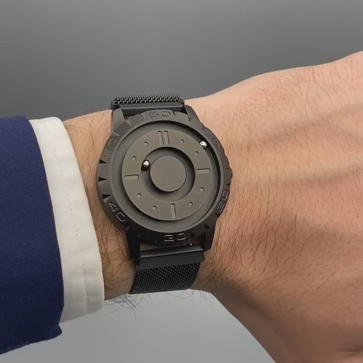 Magneto-Watch-Komet-Black-Maschenarmband-Schwarz-Handgelenk-Video