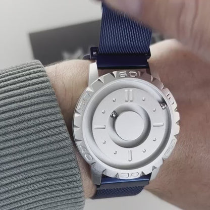 Magneto-Watch-Komet-Silver-Maschenarmband-Blau-Handgelenk-Video