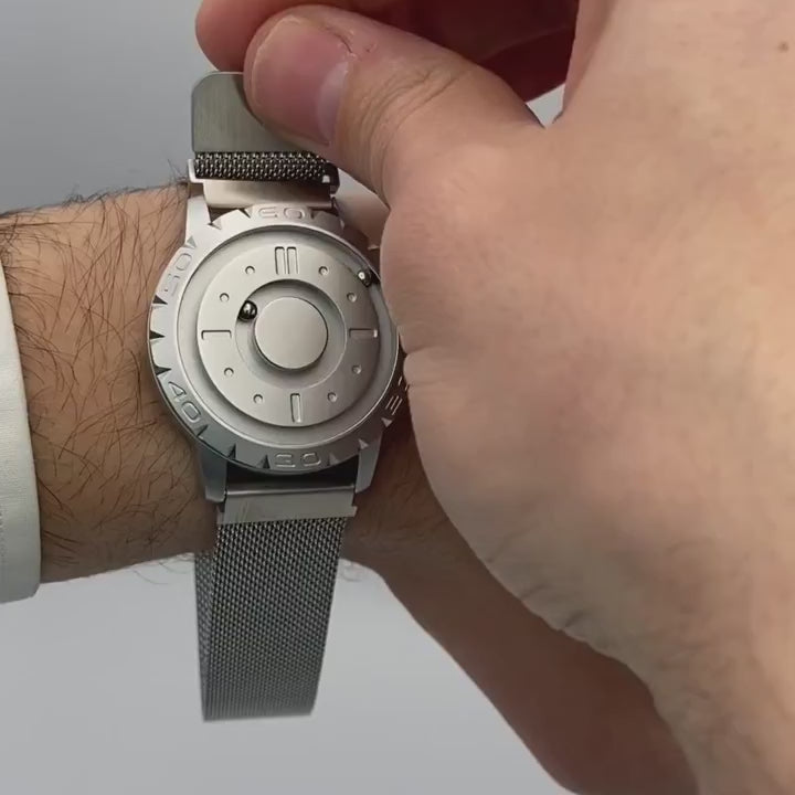 Magneto-Watch-Komet-Silver-Maschenarmband-Silber-Handgelenk-Video