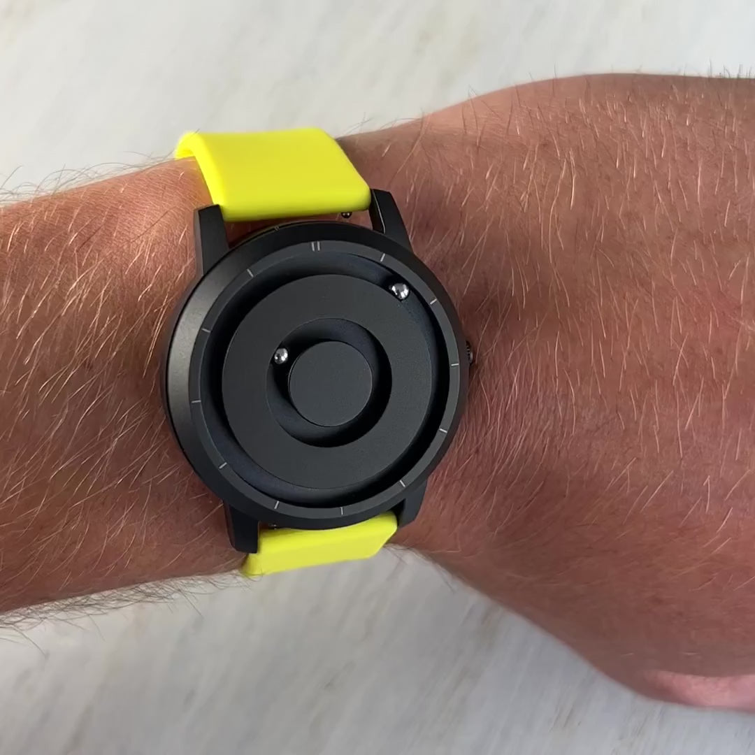 Magneto-Watch-Jupiter-Black-Silikon-Gelb-Handgelenk-Video