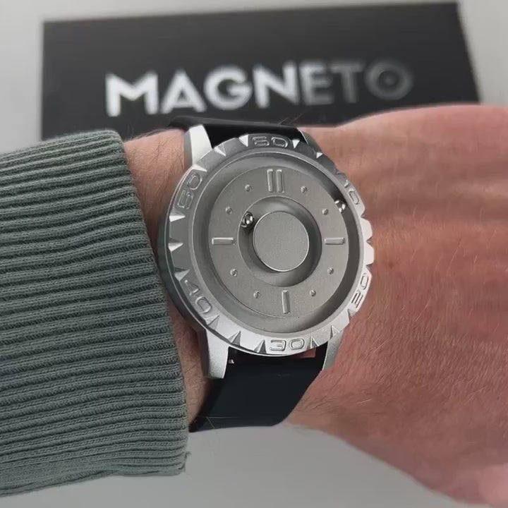 Magneto-Watch-Komet-Silver-Silikon-Schwarz-Handgelenk-Video