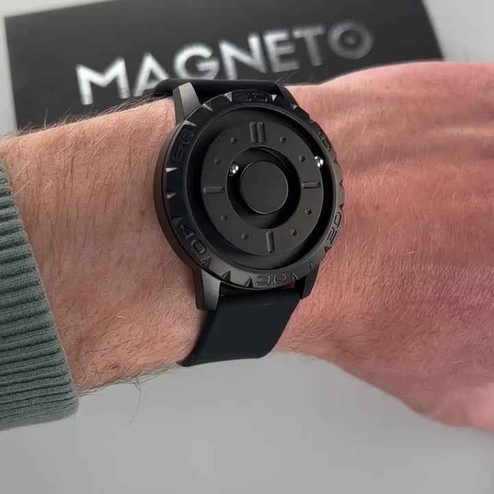 Magneto-Watch-Komet-Black-Silikon-Schwarz-Handgelenk-Video