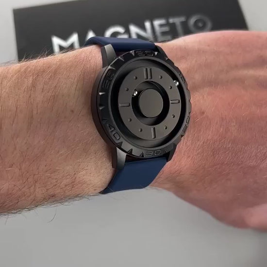 Magneto-Watch-Komet-Black-Silikon-Blau-Handgelenk-Video