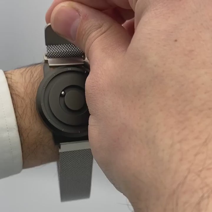 Magneto-Watch-Jupiter-Black-Maschenarmband-Silber-Handgelenk-Video