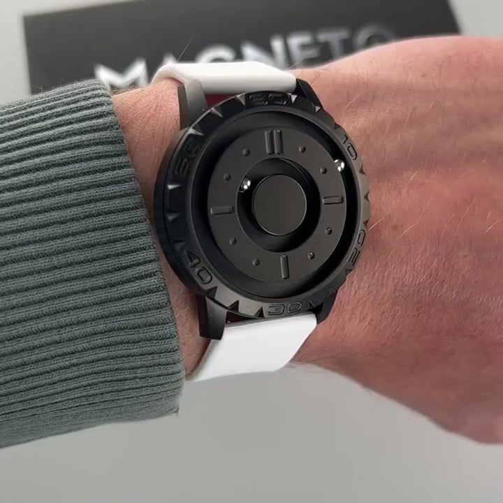 Magneto-Watch-Komet-Black-Silikon-Weiss-Handgelenk-Video