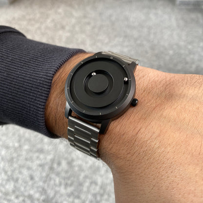    Magneto-Watch-Jupiter-Black-Edelstahl-Silber-Lifestyle-Handgelenk