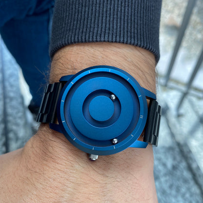    Magneto-Watch-Jupiter-Blue-Edelstahl-Schwarz-Lifestyle-Handgelenk