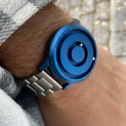 Magneto-Watch-Jupiter-Blue-Edelstahl-Silber-Lifestyle-Handgelenk