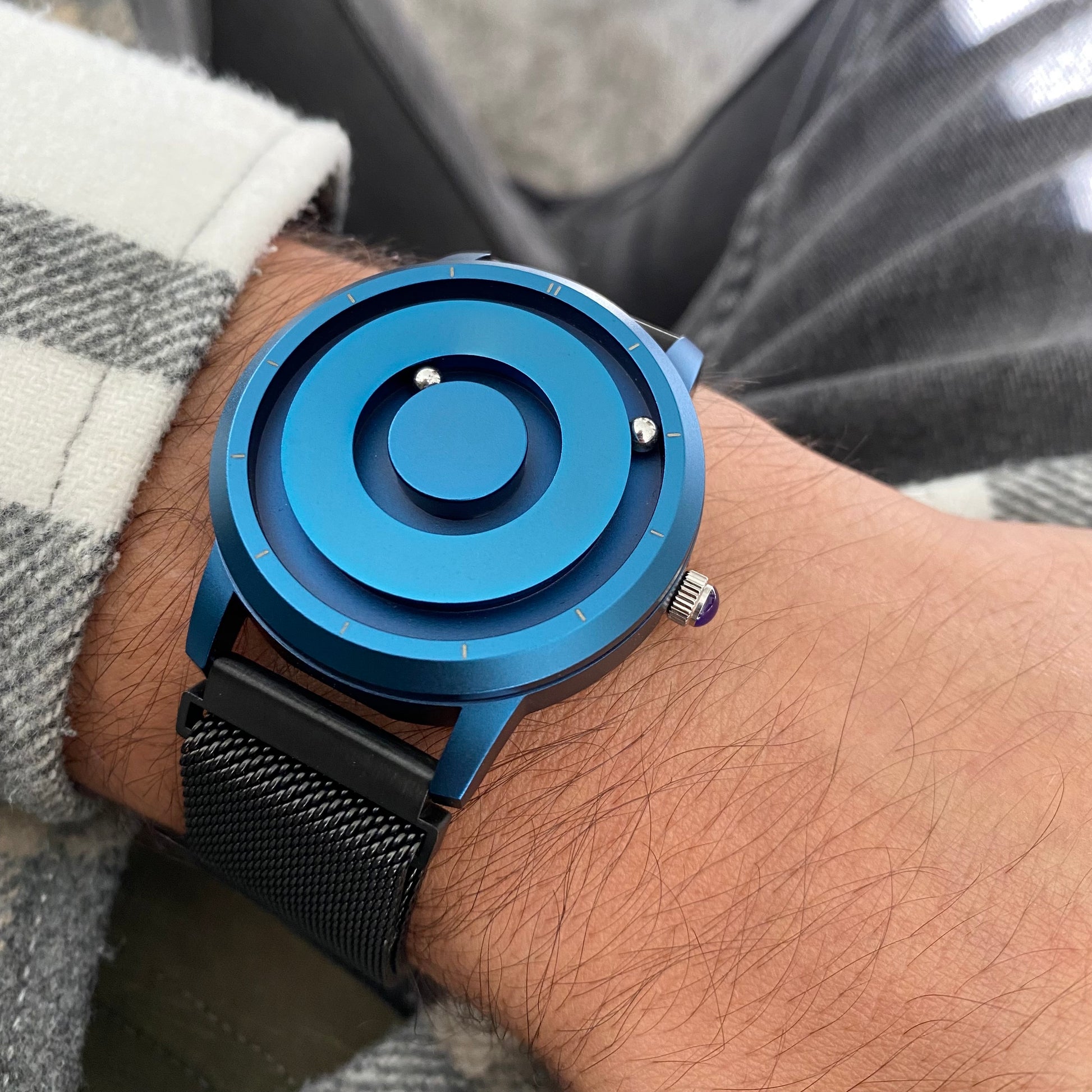 Magneto-Watch-Jupiter-Blue-Maschenarmband-Schwarz-Lifestyle-Handgelenk