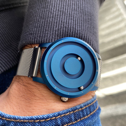 Magneto-Watch-Jupiter-Blue-Maschenarmband-Silber-Lifestyle-Handgelenk