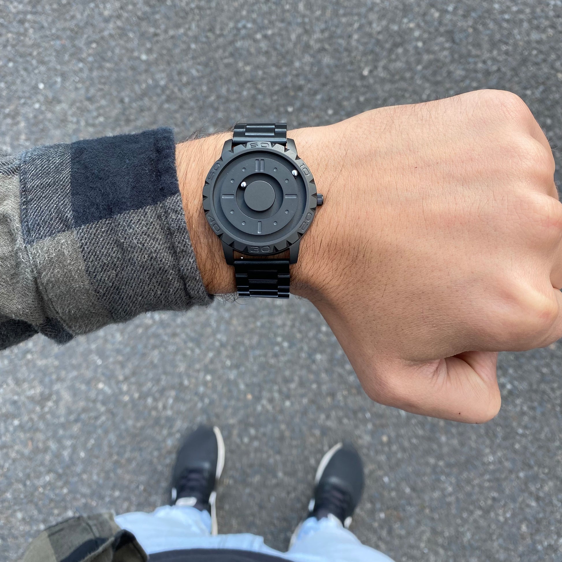 Magneto-Watch-Komet-Black-Edelstahl-Schwarz-Lifestyle-Handgelenk