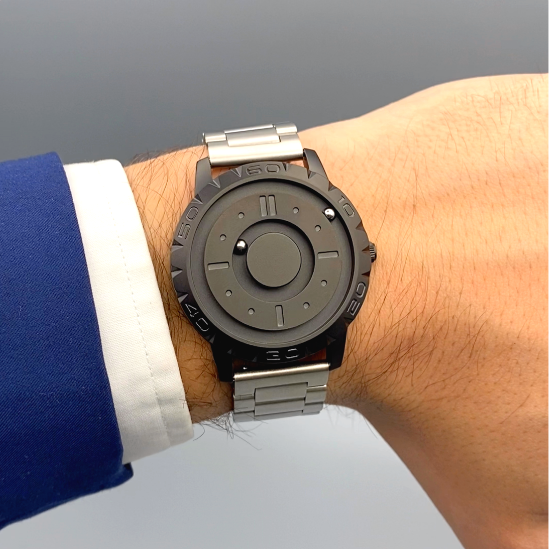 Magneto-Watch-Komet-Black-Edelstahl-Silber-Lifestyle-Handgelenk