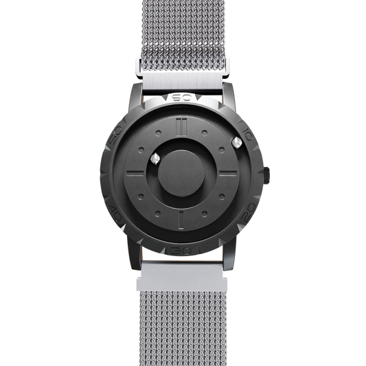 Magneto-Watch-Komet-Black-Maschenarmband-Silber-Front