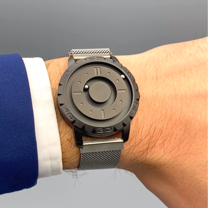 Magneto-Watch-Komet-Black-Maschenarmband-Silber-Lifestyle-Handgelenk