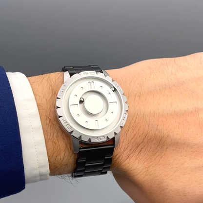 Magneto-Watch-Komet-Silver-Edelstahl-Schwarz-Lifestyle-Handgelenk