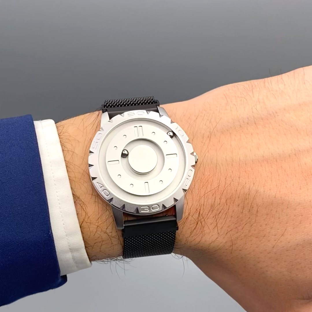 Magneto-Watch-Komet-Silver-Maschenarmband-Schwarz-Lifestyle-Handgelenk