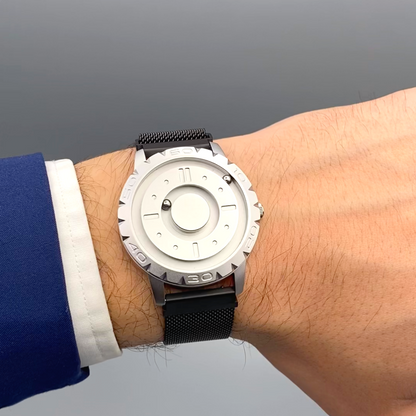 Magneto-Watch-Komet-Silver-Maschenarmband-Schwarz-Lifestyle-Handgelenk
