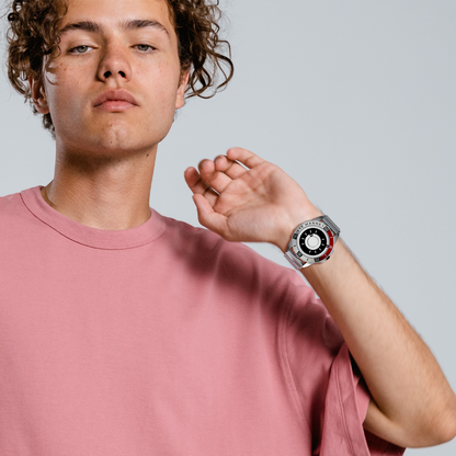 Magneto-Watch-Uranus-Red-Maschenarmband-Silber-Lifestyle-Mann