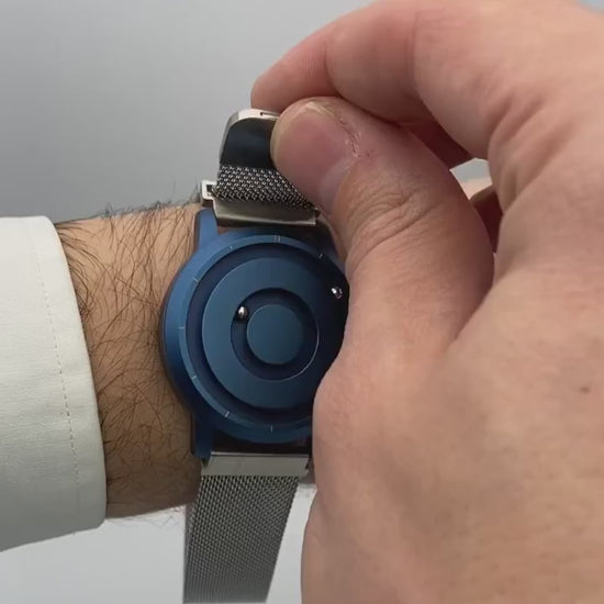 Magneto-Watch-Jupiter-Blue-Maschenarmband-Silber-Handgelenk-Video