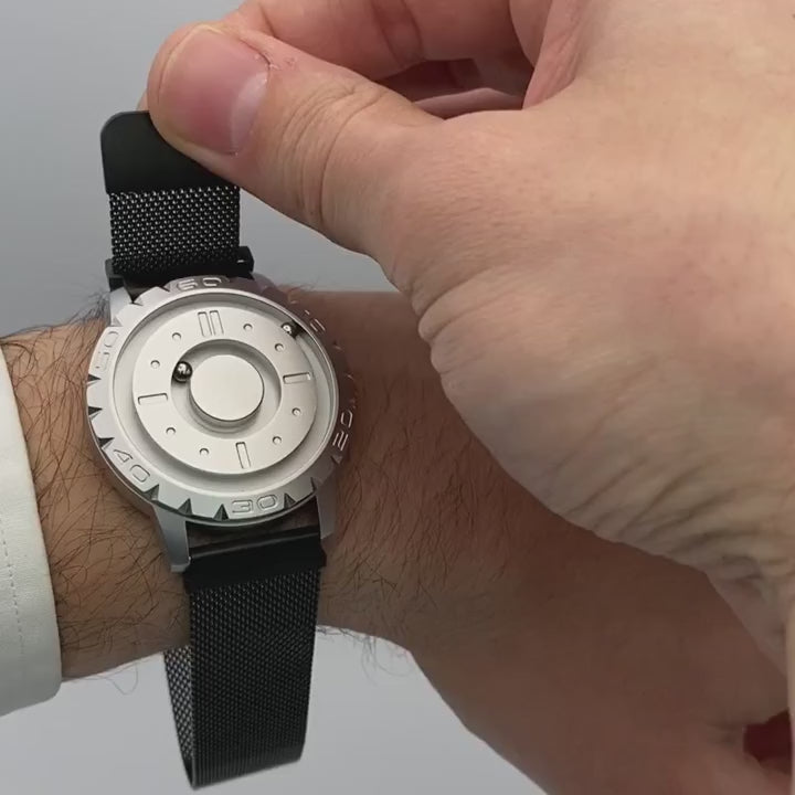 Magneto-Watch-Komet-Silver-Maschenarmband-Schwarz-Handgelenk-Video