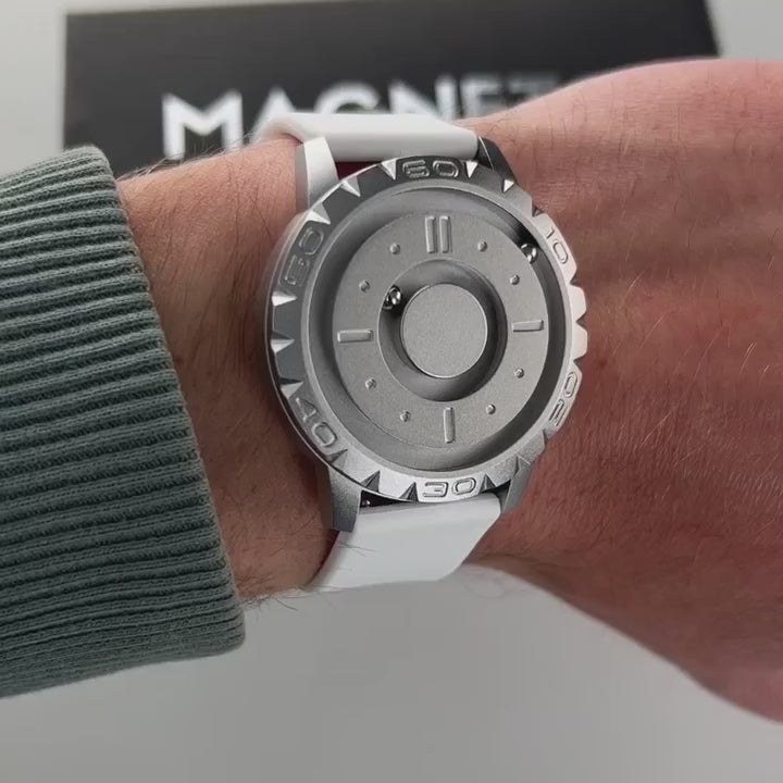 Magneto-Watch-Komet-Silver-Silikon-Weiss-Handgelenk-Video