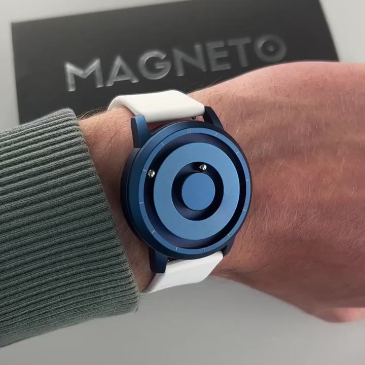 Magneto-Watch-Jupiter-Blue-Silikon-Weiss-Handgelenk-Video