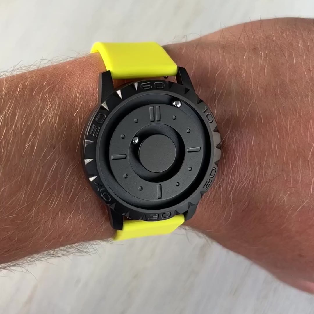 Magneto-Watch-Komet-Black-Silikon-Gelb-Handgelenk-Video