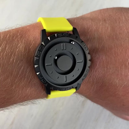 Magneto-Watch-Komet-Black-Silikon-Gelb-Handgelenk-Video