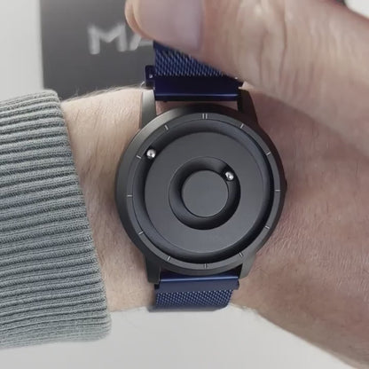 Magneto-Watch-Jupiter-Black-Maschenarmband-Blau-Handgelenk-Video