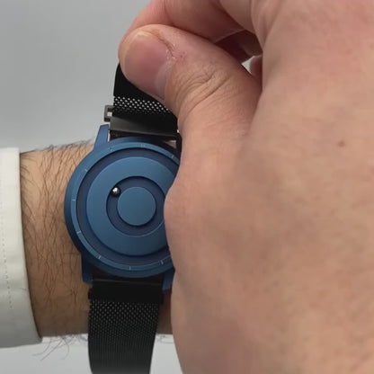 Magneto-Watch-Jupiter-Blue-Maschenarmband-Schwarz-Handgelenk-Video